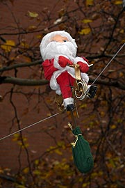 zum Auftakt startete auch 2017 wieder der kleine Weihnachtsmann mit den Radl über den Köpfen der Besucher des Neuhauser Weihnachtsmarktes eine Fahrt (©Foto. Ingrid Grossmann)